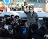손 흔들며 인사하는 이재명 후보