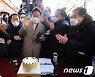 시민들에게 감사 표현하는 이재명 후보