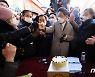 시민들과 인사 나누는 이재명 후보