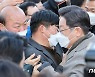 부평 시민들에게 인사하는 이재명 후보