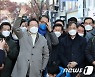시민들에게 인사하는 이재명 후보