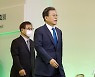 순방 가는 文 "안보실장 남아라"..靑, 北 3번째 도발에 "강한 유감"(종합)