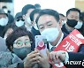 퇴근길 시민들과 사진 찍는 윤석열