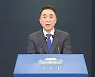 靑 "방역, 국민의 생명과 직결..정치적으로 접근해선 안 돼"