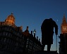 영국 의회, 중국 스파이 경계령에 '발칵'.."정치인에 부당한 영향력"