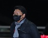 [포토] 싸이, 출국길 다정한 시선