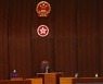 中 휘장 아래 홍콩 휘장.. 중국 거수기로 전락한 홍콩 입법회