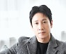 '킹메이커' 이선균 "설경구, 편협하지 않아..무뚝뚝한 것 같지만 '츤데레'" [MD인터뷰②]