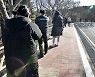 오늘도 길게 줄 선 코로나19 임시선별검사소