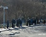 길게 이어진 코로나19 검사 대기 줄