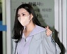 선미, '출국길 하트 인사' [사진]