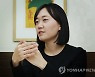 인터뷰하는 김한별 방송작가지부장