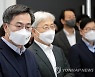설명 듣는 김동연 대선후보