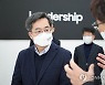 설명 듣는 김동연 대선후보