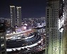 붕괴 부위에 비친 조명