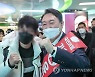 퇴근길 부산 시민들과 인사 나누는 윤석열