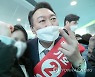 퇴근길 부산 시민들과 인사 나누는 윤석열