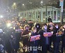 "살려달라" 촛불 든 자영업자 절규에도..'거리두기 연장'[사회in]