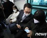 광역 전철 탄 윤석열 '시민들과 대화하며'