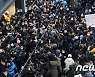 이재명 등장에 춘천 명동거리 '들썩'