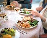 식탁보만 깔아도 음식이 더 맛있게 느껴지는 이유
