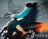 도로에 소주병 던진 50대 오토바이 운전자..알고보니 30년 무면허