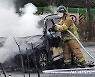 '추돌 사고로 화재 발생한 승용차'