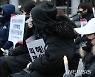 백신 희생자 추모 촛불집회 '눈물바다'