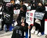 백신 희생자 추모 촛불집회 '눈물바다'