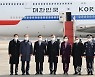 새로운 공군 1호기와 기념촬영하는 문재인 대통령