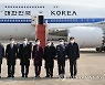 새로운 공군 1호기와 기념촬영하는 문재인 대통령