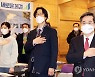 국기에 대한 경례하는 김동연 대표