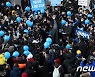 강릉 시민들에게 인사하는 이재명 후보