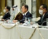 '한-UAE 수소 협력 비즈니스 라운드테이블' 참석한 문 대통령 [경향포토]