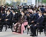 나흐얀 관용공존부장관 연설듣는 문재인 대통령