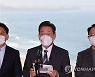 통일전망대에서 평화경제정책 발표하는 이재명 대선후보