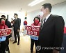 여성지방의원 임명장 수여식 참석자들과 기념촬영하는 윤석열 후보