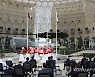 두바이 엑스포 한국의날  부채춤 공연 관람하는 문재인 대통령