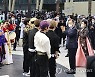 문화공연 출연진 격려하는 문재인 대통령