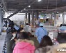 광주 '하루 최다' 237명 확진..선별진료소 아침부터 '북새통'