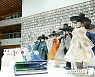 김정숙 여사 "韓도서에 인류미래의 지혜 담겨"..중동에 훈민정음 소개
