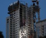 [단독] 경찰 "붕괴 한달 전 옆동 39층도 사고..진술·사진 확보"