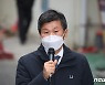 "책임질 거 다 해결하고 사퇴해"..광주 찾은 정몽규, 가족 등에 뭇매