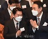 '윤일화' VS '안일화', 합장하며 인사하는윤석열-안철수