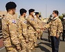 UAE 아크부대 방문한 정의용, '文시계'와 한과 전달