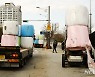'장기간 쌓여있던 곤포 사일리지 철거하는 관계자'