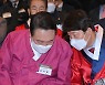 귓속말 나누는 권영진 대구시장과 윤석열
