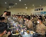 문대통령 순방 수행 정의용 장관, 아크부대 방문