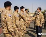 UAE아크부대 장병 격려하는 정의용 장관