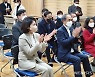 '고창농악전수관의 역사를 듣고 있는 김혜경씨와 윤준병 의원'